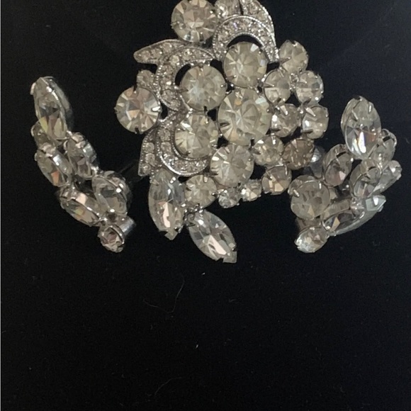 Vintage WEISS Large Brooch and Clip On Earrings Crystal Clear Rhinestone Set - Picture 4 of 9